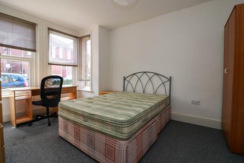 4 bedroom semi-detached house to rent, Burlington Road, Southampton SO15