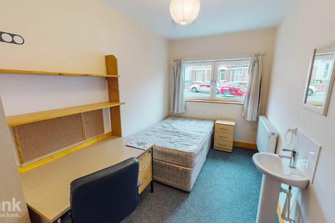 4 bedroom flat to rent, Portswood Road GOLD SUB, Hampshire SO17