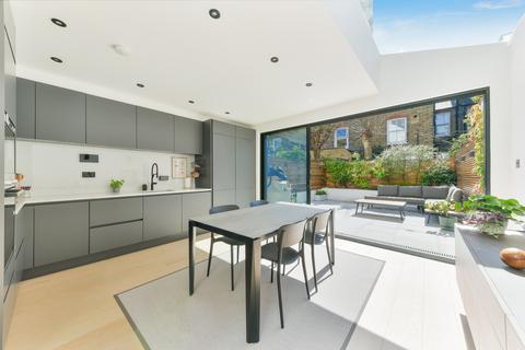 4 bedroom house to rent, Nansen Road, SW11