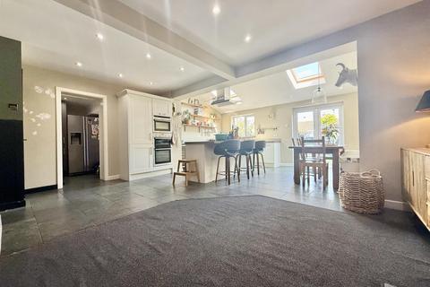 4 bedroom semi-detached house for sale, Briars Close, Churchdown GL3