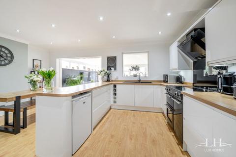 7 Aintree Grove, Upminster, RM14 2NU