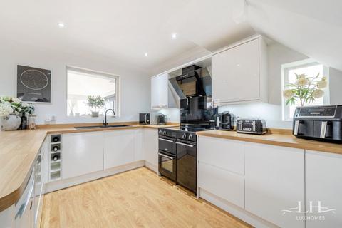 7 Aintree Grove, Upminster, RM14 2NU