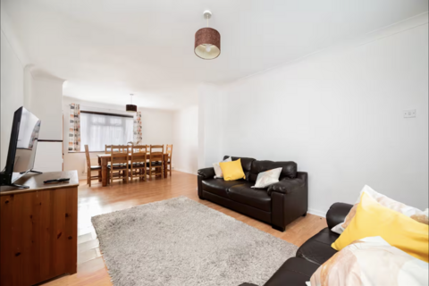 3 bedroom semi-detached house to rent, Ferrymead Avenue, Greenford UB6