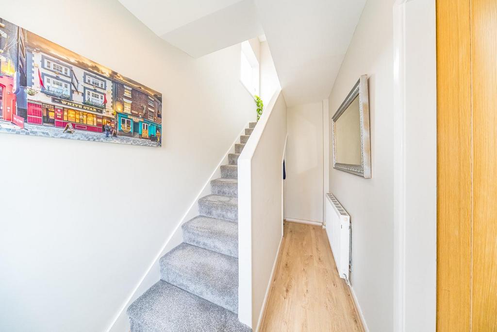 17 Arnside Avenue hall.jpg