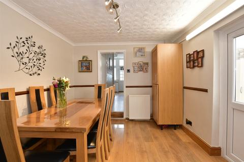 4 bedroom terraced house for sale, Fifth Avenue, London E12