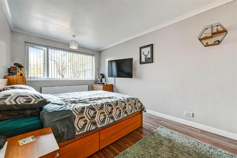 39 Ellingham Road, Chessington, KT9 2JA