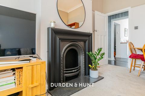 2 bedroom maisonette for sale, High Street, Hornchurch, RM12