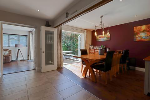 28 Forge Drive, Claygate, Esher, KT10 0HR