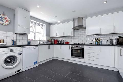 4 bedroom house to rent, Lisle Close, London SW17
