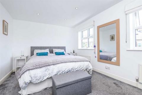 4 bedroom house to rent, Lisle Close, London SW17