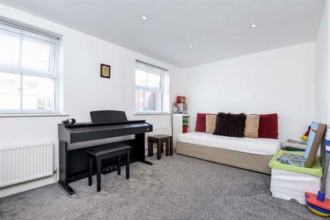 4 bedroom house to rent, Lisle Close, London SW17