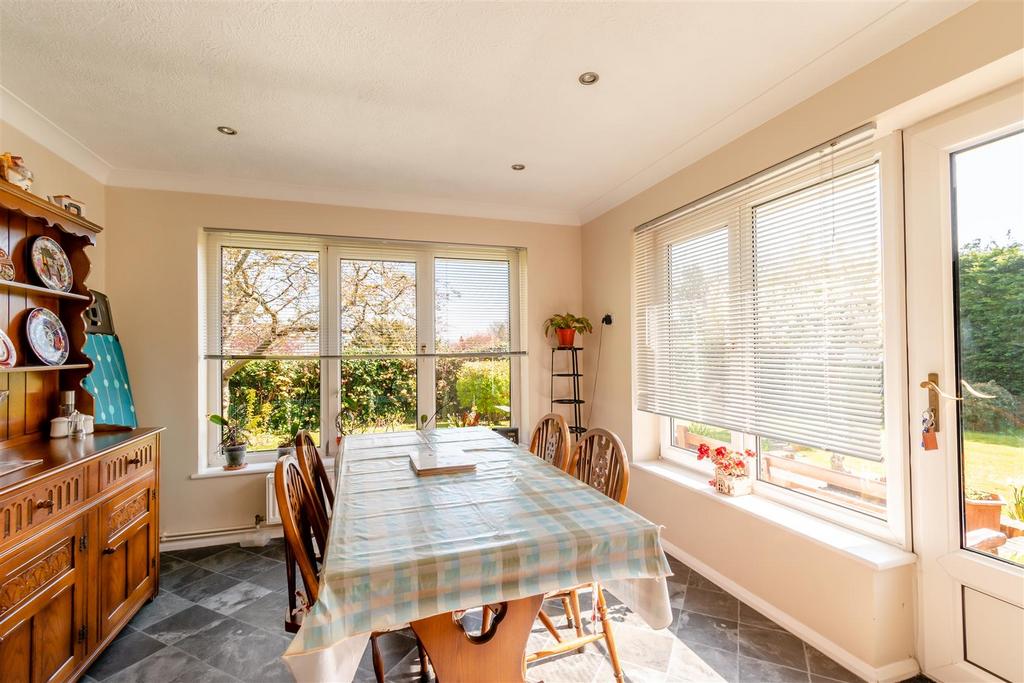 8643398-interior10.jpg