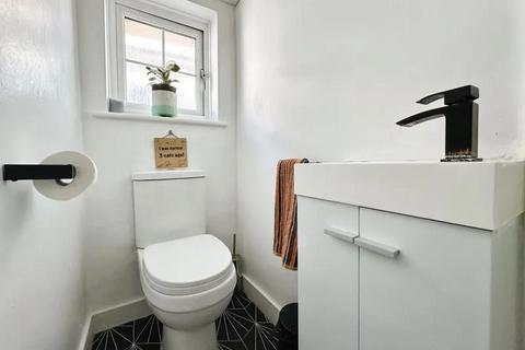 5 bedroom semi-detached house for sale, 5 Bedroom house in Farm Road HA8