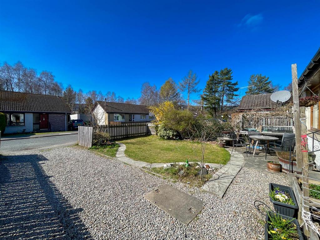Front garden and driveway
