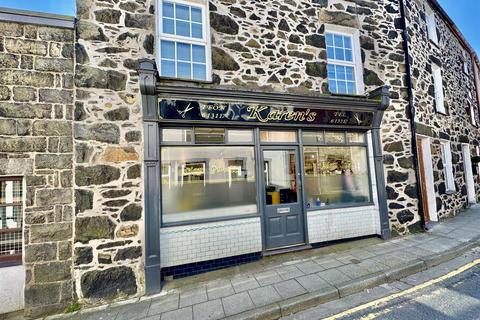 Terraced house for sale, Siop Gwallt Karen, 4 Upper Ala Road, Pwllheli