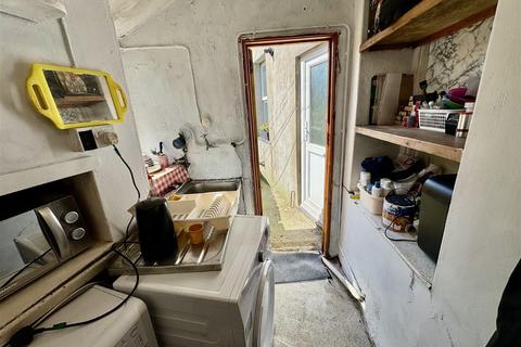 Terraced house for sale, Siop Gwallt Karen, 4 Upper Ala Road, Pwllheli