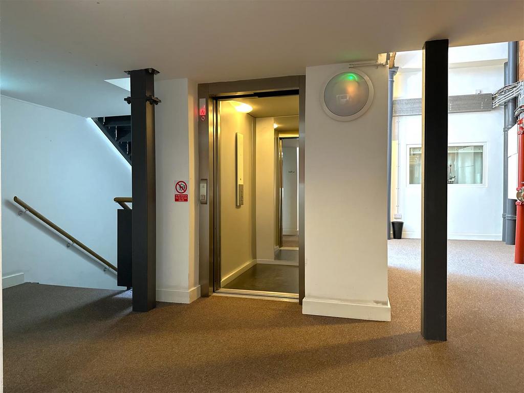 Communal Lift 381