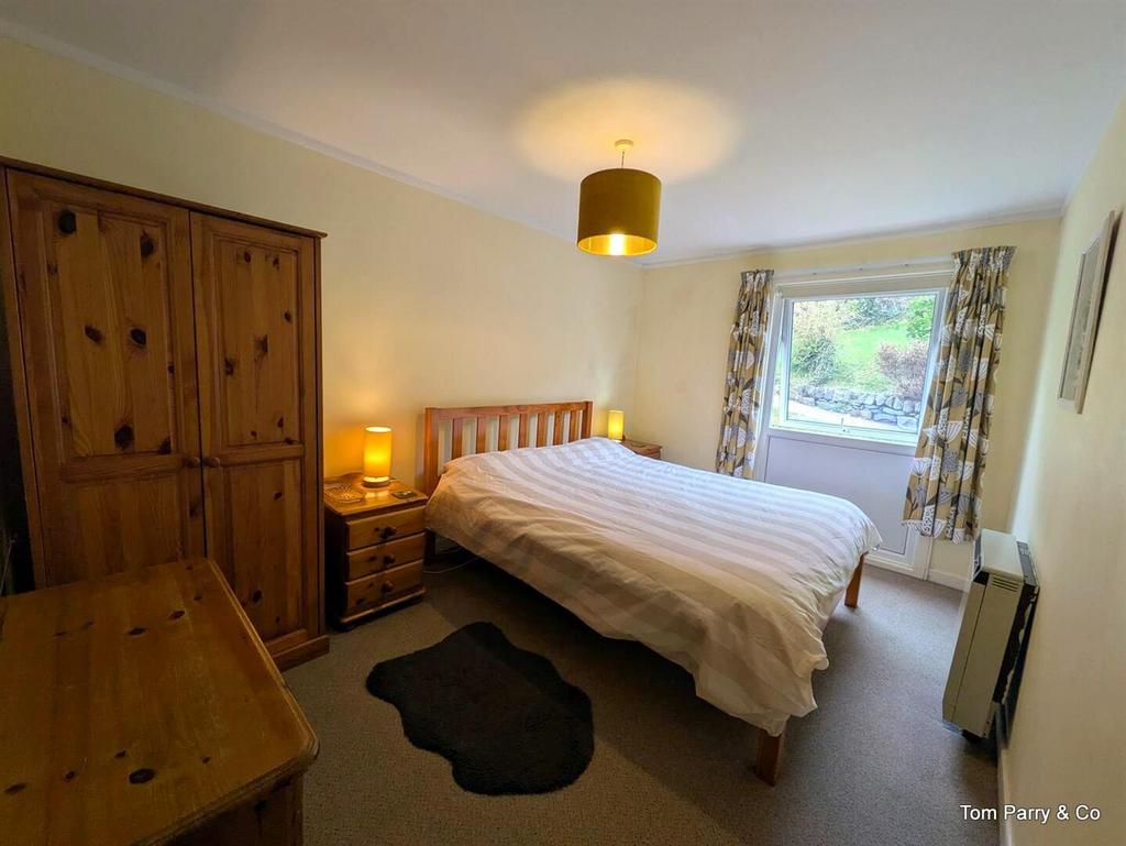 Bedroom 2 (2).jpg