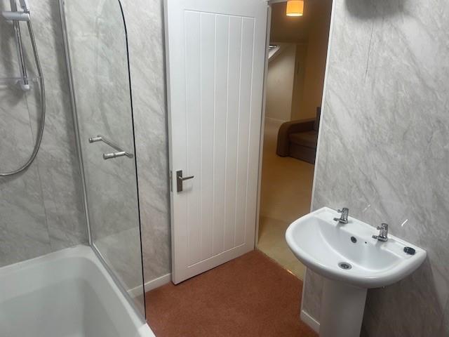 Bathroom 2.jpg