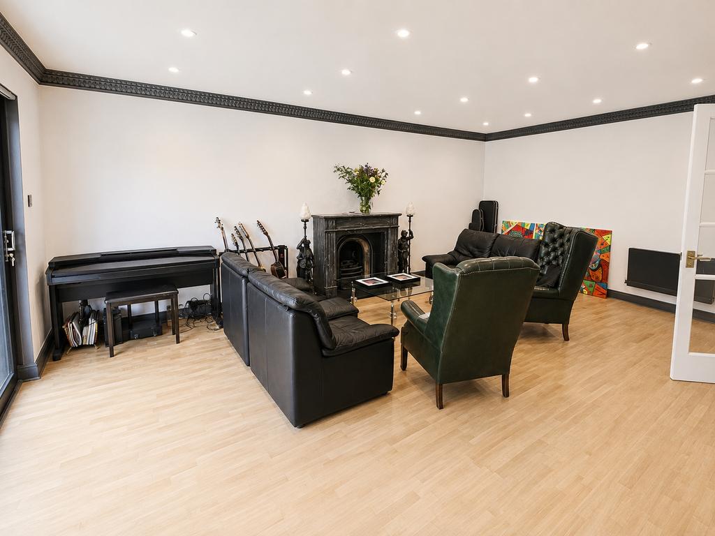 House in London - View 2