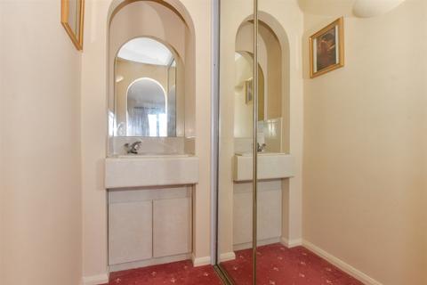 15 Berry Close, Hornchurch, RM12 6UB
