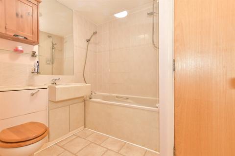 15 Berry Close, Hornchurch, RM12 6UB