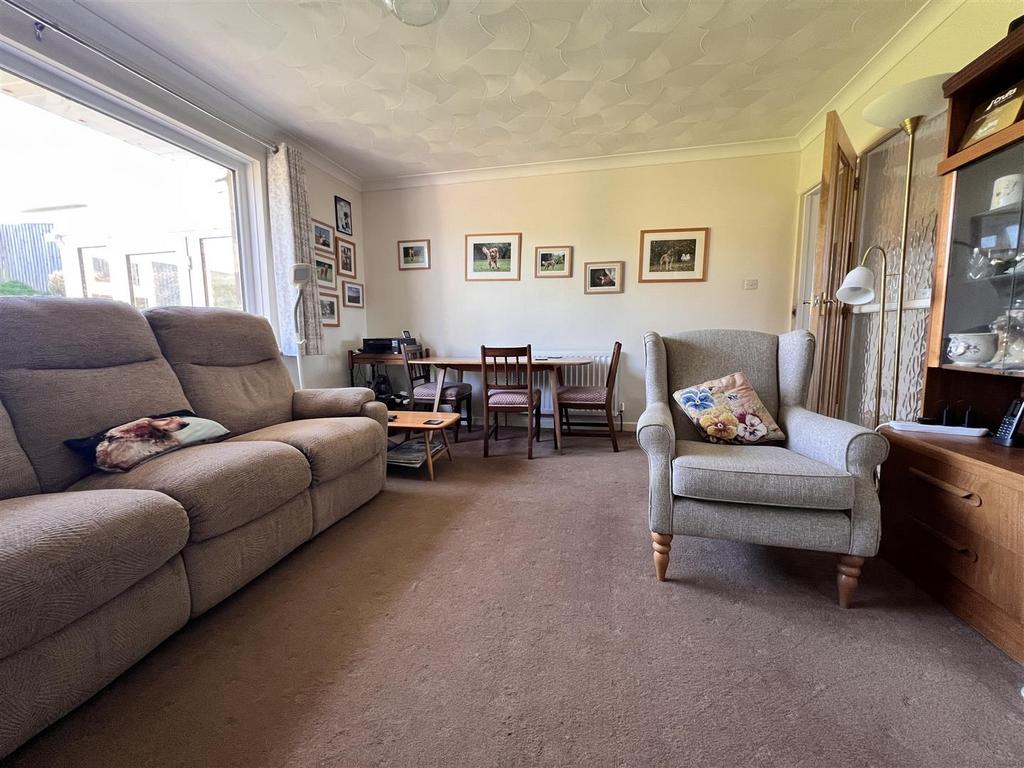 Lounge/Dining Room: