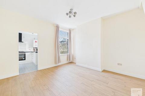 2 bedroom end of terrace house to rent, Barrington Street :: Clayton