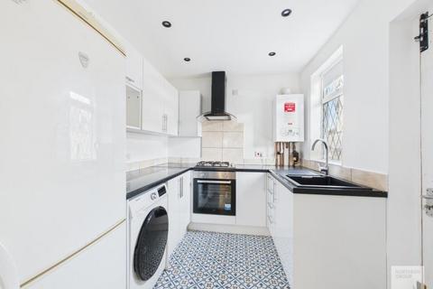 2 bedroom end of terrace house to rent, Barrington Street :: Clayton