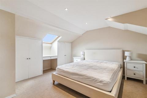 3 bedroom flat to rent, Arlington Gardens, Chiswick, London