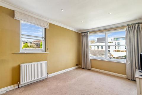 3 bedroom flat to rent, Arlington Gardens, Chiswick, London