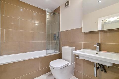 3 bedroom flat to rent, Arlington Gardens, Chiswick, London
