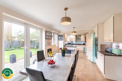 4 bedroom detached house for sale, Heather Close, Tickhill, Doncaster