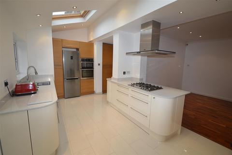 4 bedroom detached house to rent, Leader Avenue, London, E12