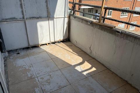 2 bedroom flat for sale, Ravenet Street, London SW11