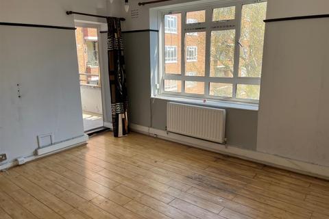 2 bedroom flat for sale, Ravenet Street, London SW11