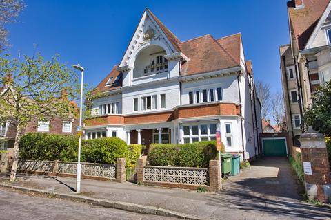 2 bedroom flat for sale, Grimston Gardens, Folkestone, Kent, CT20