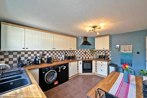 50 Bull Lane, Wombourne, Wolverhampton, WV5 9BZ