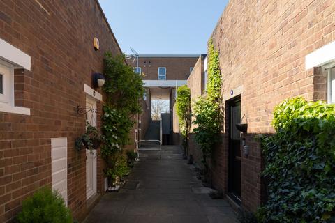 58 Bishopsfield, Harlow, CM18 6UL