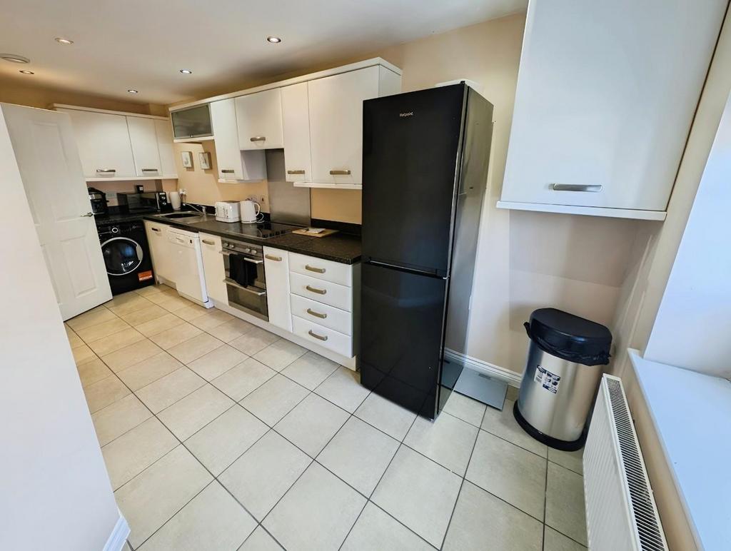 C8dde773-KITCHEN.jpg