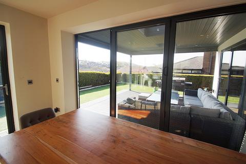 29 The Meadows, Grotton, Oldham, OL4 4LR