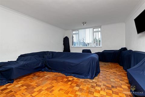 2 bedroom flat for sale, Boreham Holt, Elstree, Hertfordshire