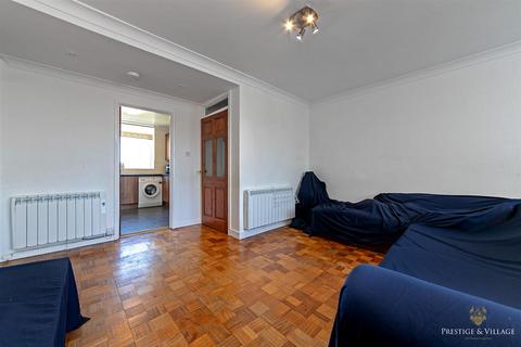 2 bedroom flat for sale, Boreham Holt, Elstree, Hertfordshire
