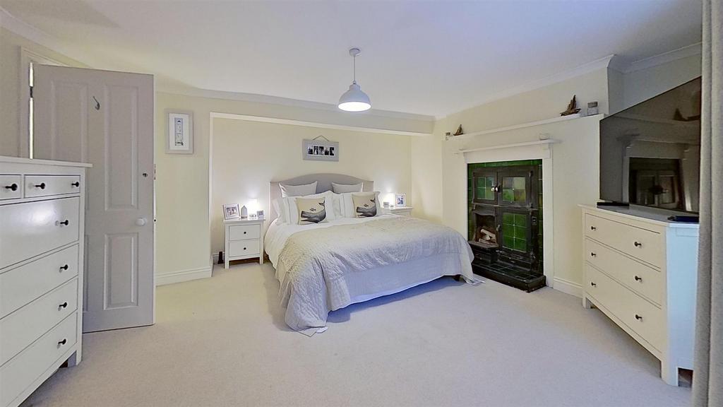 Flat-1-9-10-Victoria-Parade-Bedroom.jpg
