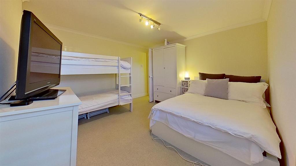 Flat-1-9-10-Victoria-Parade-Bedroom 2.jpg