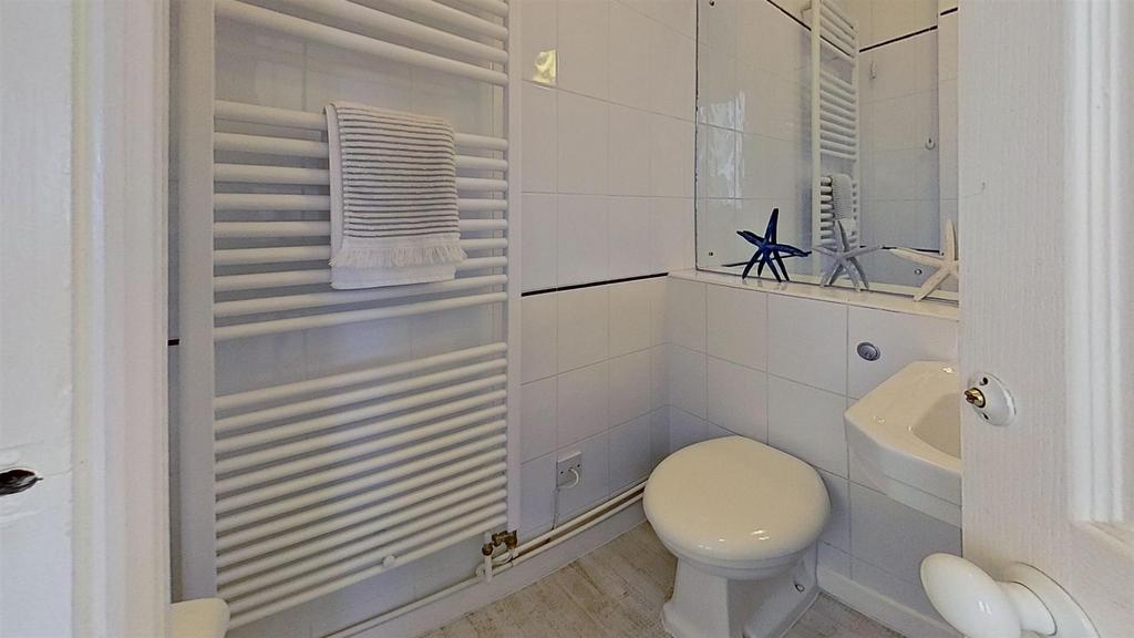 Flat-1-9-10-Victoria-Parade-Bathroom 2.jpg