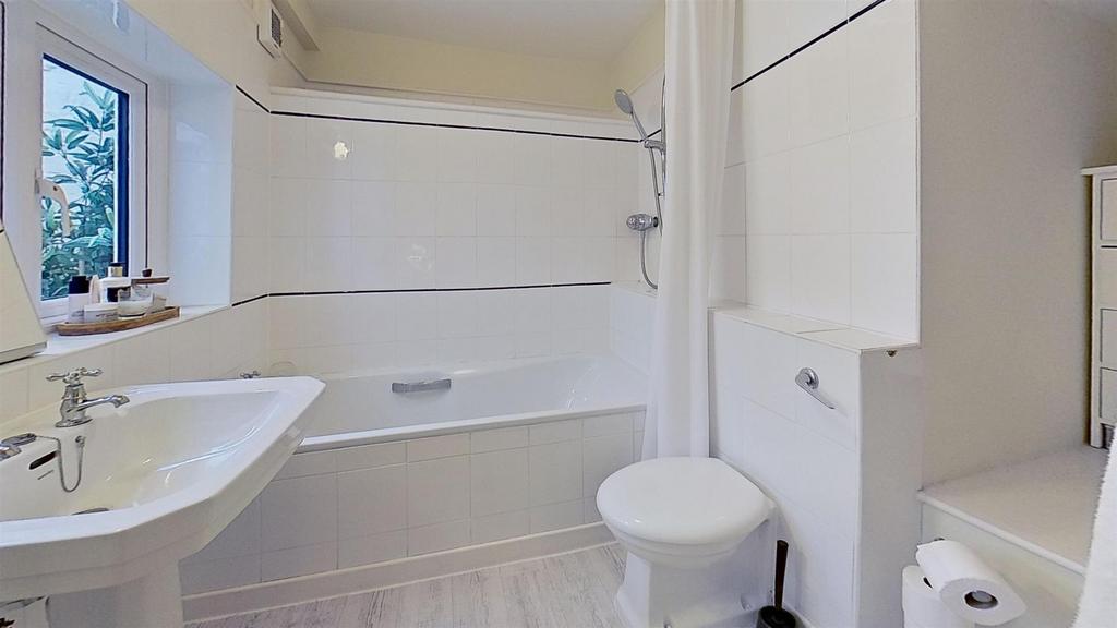 Flat-1-9-10-Victoria-Parade-Bathroom.jpg