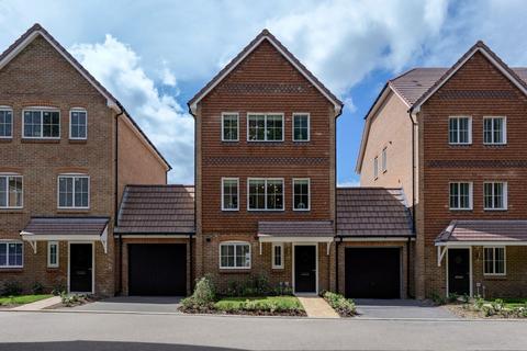 4 bedroom link detached house for sale, Steers Lane, Crawley RH10