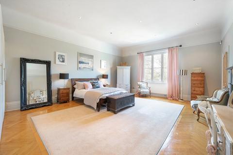 5 bedroom house for sale, Hall Place Drive, Weybridge KT13