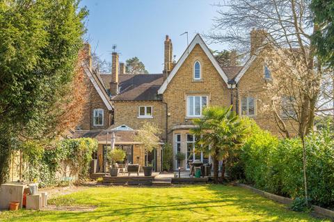 Hall Place Drive, Weybridge KT13